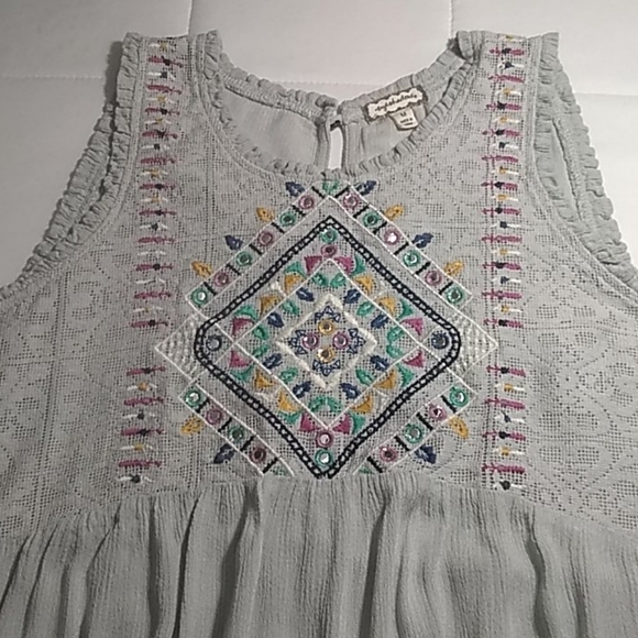 Eyeshadow Hi-Lo Sleeveless Shirt - Picture 2 of 6